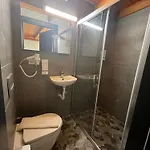 Ados Hotel