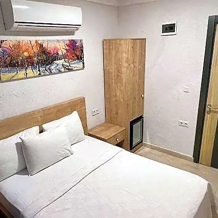 Ados Hotel 2*